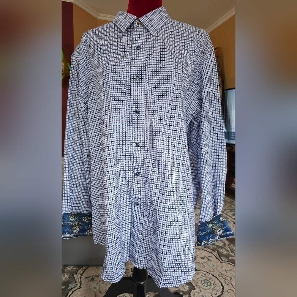 Casual Long-Sleeve Button-Down Shirt in White & Navy Check